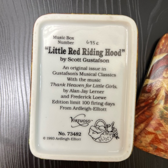 Ardleigh Elliott Porcelain Music Box Scott Gustafson Little
Red Riding Hood. - Picture 8 of 8